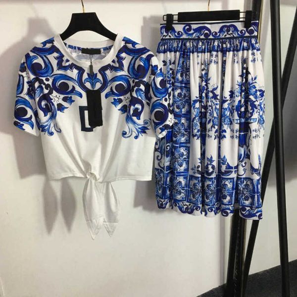 23ss womens designer clothing t-shirt skirt set blue and white porcelain printed tied waist closed short sleeve t-shirt high waist half skir
23ss womens designer clothing t-shirt skirt set blue and white porcelain printed tied waist closed short sleeve t-shirt high waist half skir