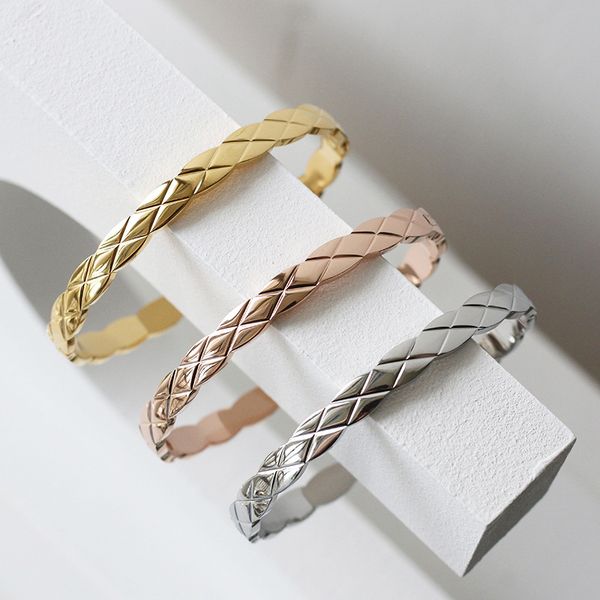 new fashion titanium steel cuff bracelet is a women's brand classic diamond checker designer bracelet in 18k gold, luxury jewelry, White
new fashion titanium steel cuff bracelet is a women's brand classic diamond checker designer bracelet in 18k gold, luxury jewelry, White