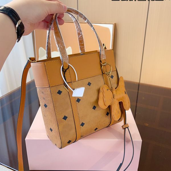 totes bag crossbody luxury designer brand fashion shoulder bags handbags women letter purse phone bag wallet mcc
totes bag crossbody luxury designer brand fashion shoulder bags handbags women letter purse phone bag wallet mcc