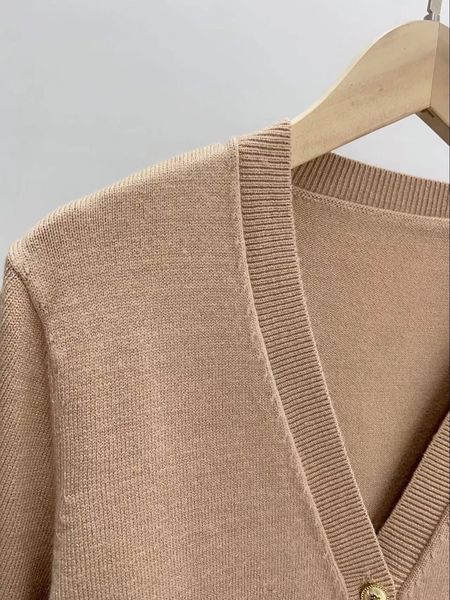 sweaters gouden knopen vrouwen gebreid vest vhals borduren 2022 fall winter lange mouw trui, White;black
sweaters gouden knopen vrouwen gebreid vest vhals borduren 2022 fall winter lange mouw trui, White;black