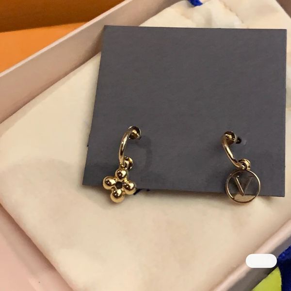 luxury gold dangle earrings women stud with logo official size designer v letter earrings never fade, Silver
luxury gold dangle earrings women stud with logo official size designer v letter earrings never fade, Silver