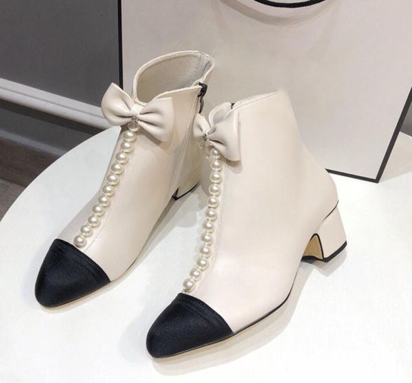 2023 luxury designer women boots cnel cap toe zipper pearls bow embellished ankle boot fashion womens chunky heel shoes black whit7948429
2023 luxury designer women boots cnel cap toe zipper pearls bow embellished ankle boot fashion womens chunky heel shoes black whit7948429