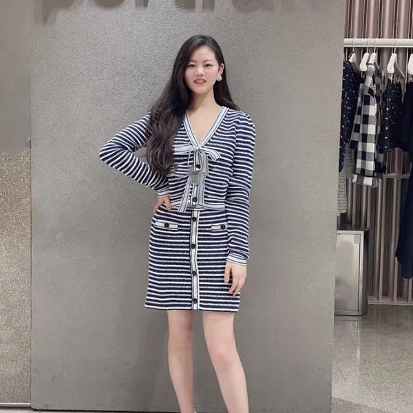 dress 2022 new arrive women knitted two pieces sets striped laceup fitting long raglan sleeve v neck cardigan + short skirt, White
dress 2022 new arrive women knitted two pieces sets striped laceup fitting long raglan sleeve v neck cardigan + short skirt, White