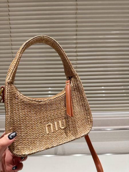 grass woven underarm bag comes with long shoulder straps and can be used for carrying underarm crossbody size 20cm letter embroidery
grass woven underarm bag comes with long shoulder straps and can be used for carrying underarm crossbody size 20cm letter embroidery