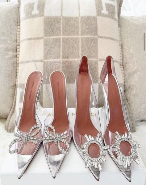 amina muaddi begum shoes crystalembellished clear pvc transluent pumps spool heels sandals for women luxurys designers dress shoe5800280, Black
amina muaddi begum shoes crystalembellished clear pvc transluent pumps spool heels sandals for women luxurys designers dress shoe5800280, Black