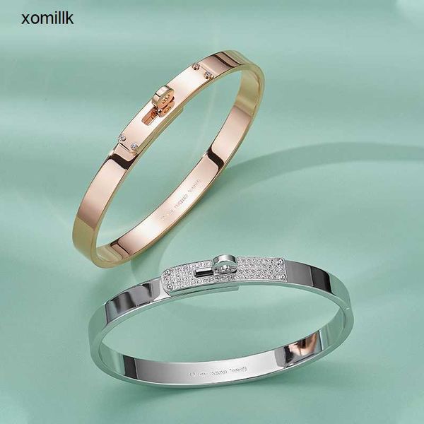 hermm classics bracelet fashion style micro set zircon bracelet plated with 18k gold atmosphere round lock keiiy, Black
hermm classics bracelet fashion style micro set zircon bracelet plated with 18k gold atmosphere round lock keiiy, Black