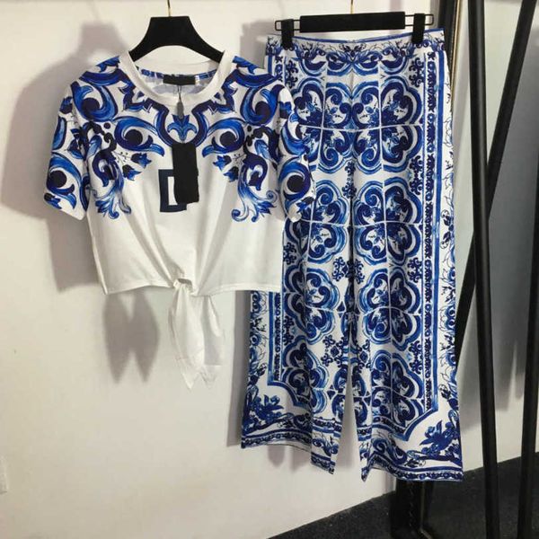 23ss womens designer clothing casual suit blue and white porcelain print tied waist closed short sleeve t-shirt high waist wide leg trousers
23ss womens designer clothing casual suit blue and white porcelain print tied waist closed short sleeve t-shirt high waist wide leg trousers