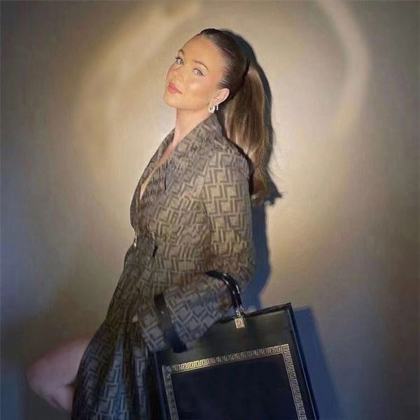 womens trench coats designer luxury women windbreaker body letter print jacket loose belt coat female casual long trenchs coat m132, Tan;black
womens trench coats designer luxury women windbreaker body letter print jacket loose belt coat female casual long trenchs coat m132, Tan;black