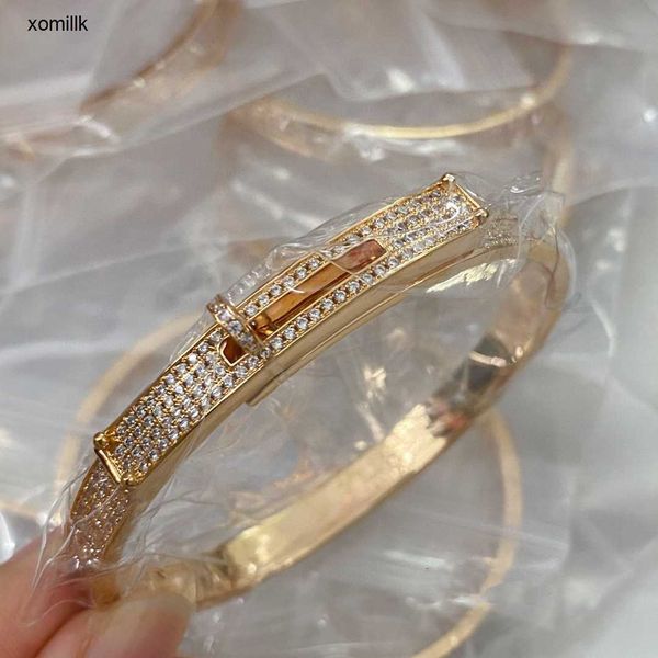 hermm designer bracelet v gold plated mijin button full diamond bracelet k rotating 18k rose inlaid opening, Black
hermm designer bracelet v gold plated mijin button full diamond bracelet k rotating 18k rose inlaid opening, Black