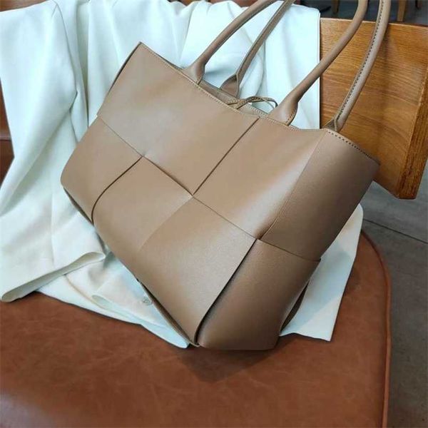 handbags designer venetas bottegas leather woven tote bag 2022 portable bag single shoulder large capacity underarm
handbags designer venetas bottegas leather woven tote bag 2022 portable bag single shoulder large capacity underarm