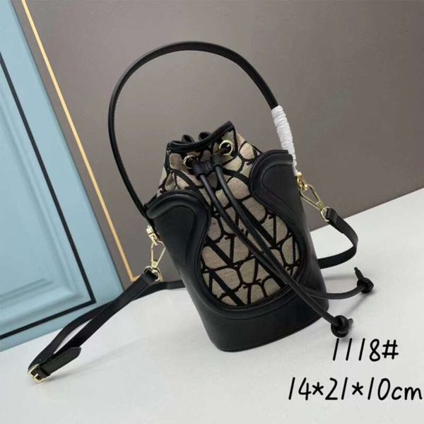 2023 spring/summer new printed cowhide bucket bag handbag drawstring single shoulder oblique straddle women's bag fashion versatile
2023 spring/summer new printed cowhide bucket bag handbag drawstring single shoulder oblique straddle women's bag fashion versatile