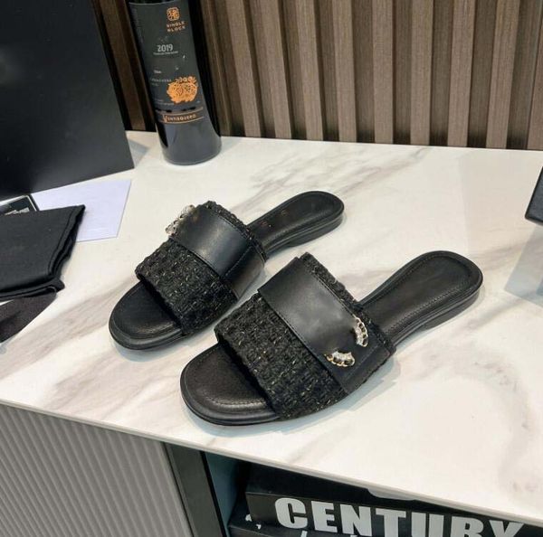 2024 luxury designer leather ladies sandals summer flat shoes fashion beach women slippers letter drag 35-42, Black
2024 luxury designer leather ladies sandals summer flat shoes fashion beach women slippers letter drag 35-42, Black