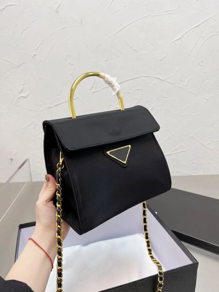 designer handbag bags metal chain gold silver women bag flip cover diagonal messenger, Black;red
designer handbag bags metal chain gold silver women bag flip cover diagonal messenger, Black;red