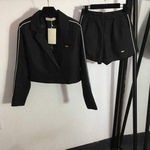 23ss casual suit womens designer clothing chest metal logo two button long sleeve short slim lapel suit jacket casual shorts set women cloth, White
23ss casual suit womens designer clothing chest metal logo two button long sleeve short slim lapel suit jacket casual shorts set women cloth, White