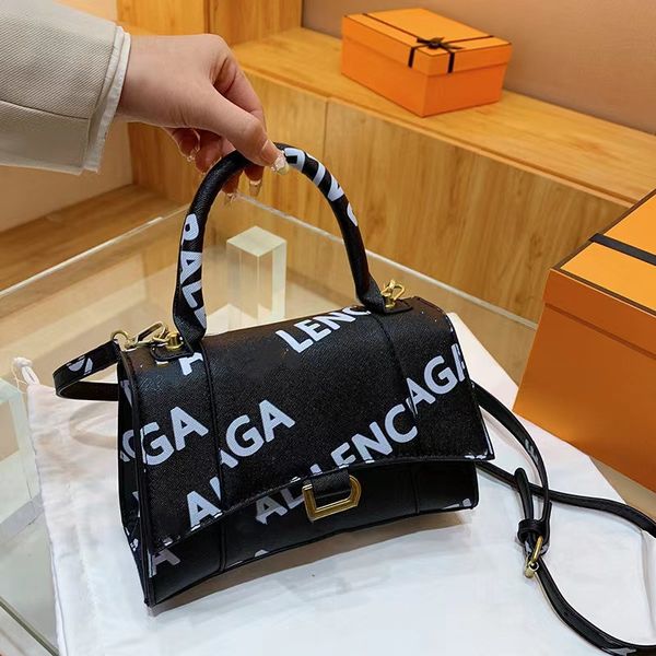 fashion shoulder bag designer tote handbag women's wallet paris new alphabet print portable hourglass bag luxury all-in-one crossbody b
fashion shoulder bag designer tote handbag women's wallet paris new alphabet print portable hourglass bag luxury all-in-one crossbody b