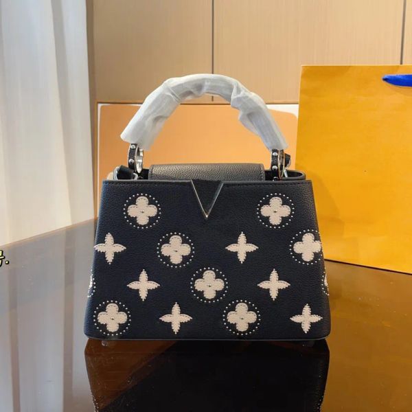 23fw women capucines bb tote bag genuine leather shopping bags clemence handbag luxurys designers shouder crossbody bag with crystal decorat
23fw women capucines bb tote bag genuine leather shopping bags clemence handbag luxurys designers shouder crossbody bag with crystal decorat