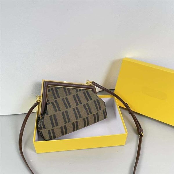 2022 luxury designer ladies crossbody bag metal bezel lock one shoulder leather ladies handheld presbyopia wallet261o
2022 luxury designer ladies crossbody bag metal bezel lock one shoulder leather ladies handheld presbyopia wallet261o