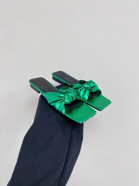 2023 clover green slippers woman summer metallic leather slippers designer shoes fashion thick heel slippers byfar heel height 2cm slippers, Black 
2023 clover green slippers woman summer metallic leather slippers designer shoes fashion thick heel slippers byfar heel height 2cm slippers, Black