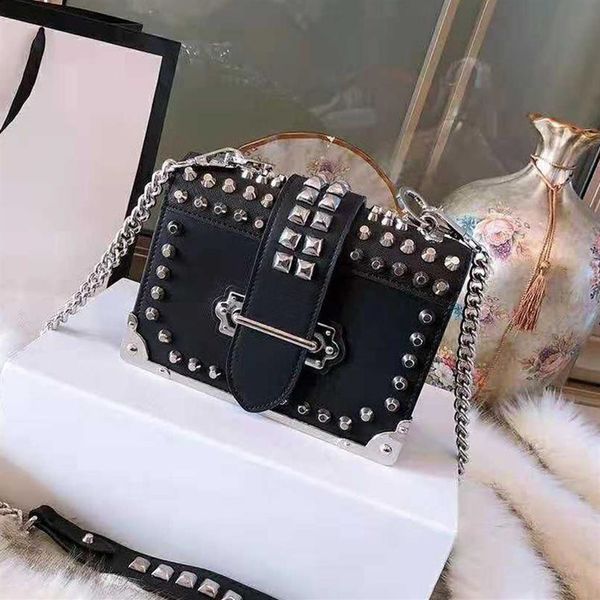 brand new style ladies bag fashionable and versatile lightweight one-shoulder messenger bag with trademark gift box packaging264m, Black;red
brand new style ladies bag fashionable and versatile lightweight one-shoulder messenger bag with trademark gift box packaging264m, Black;red