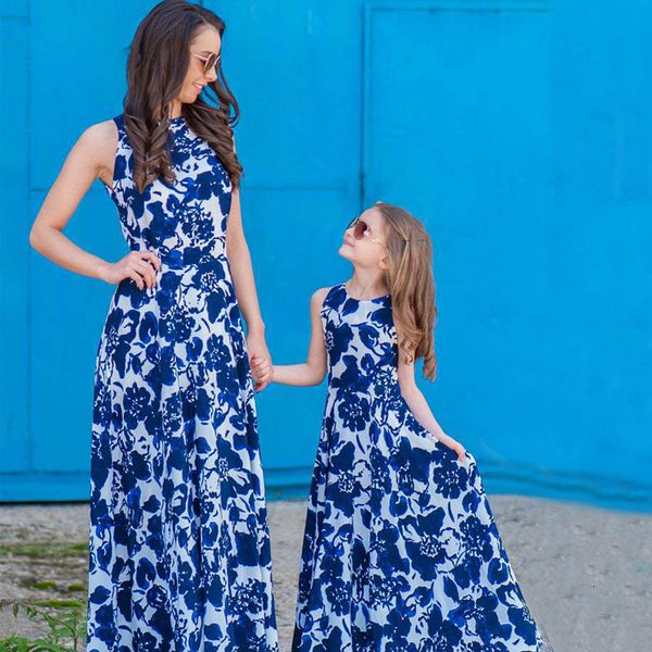 family matching outfits summer european and american parent-child long skirt sleeveless blue and white porcelain dress 230421
family matching outfits summer european and american parent-child long skirt sleeveless blue and white porcelain dress 230421