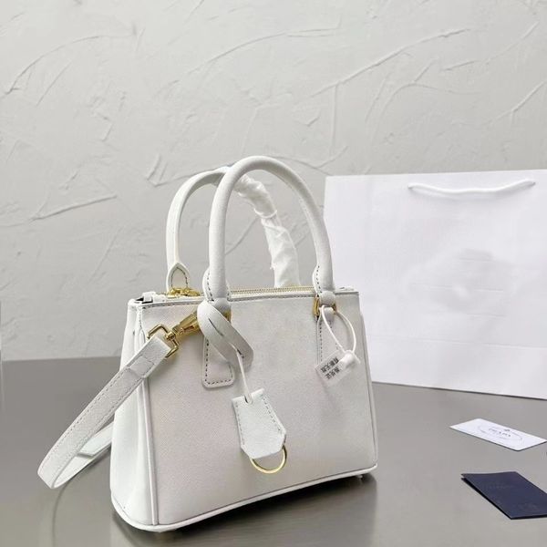 large capacity women's handbag dermal texture superior sense designer bag solid color
large capacity women's handbag dermal texture superior sense designer bag solid color