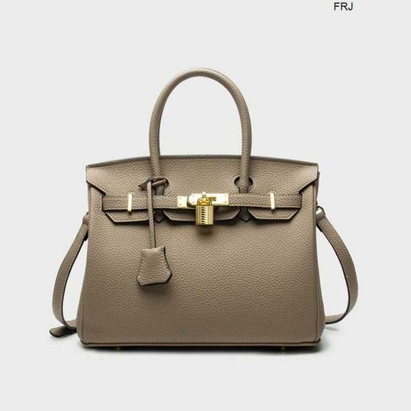 designer birkin handbags herms lychee pattern platinum bag 2023 new large capacity textured womens hand crocodile fashion versatile messeng
designer birkin handbags herms lychee pattern platinum bag 2023 new large capacity textured womens hand crocodile fashion versatile messeng