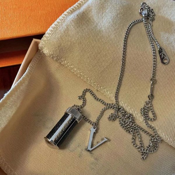 designer lock pendant necklaces women chain with logo official size 925 sliver v letter chain never fade, Silver
designer lock pendant necklaces women chain with logo official size 925 sliver v letter chain never fade, Silver