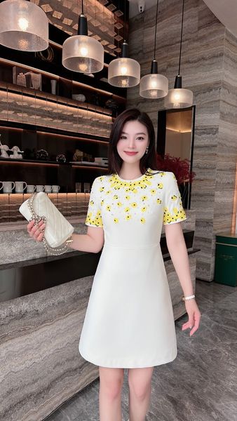 designer women's embroidery beaded dress spring/summer new light luxury elegant handmade beaded dress premium edition luxury dress wome, Black;gray
designer women's embroidery beaded dress spring/summer new light luxury elegant handmade beaded dress premium edition luxury dress wome, Black;gray