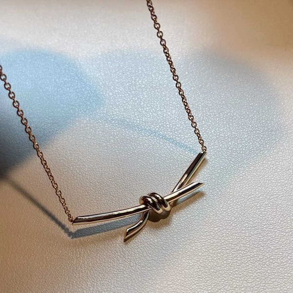 v-gold intertwined knot necklace without diamond t-rope clavicle chain for female senior 18k pendant, Black
v-gold intertwined knot necklace without diamond t-rope clavicle chain for female senior 18k pendant, Black