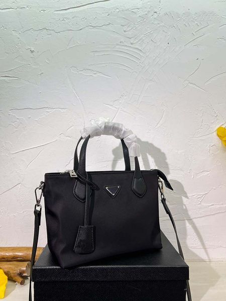 2023 new fashion nylon versatile handbag large capacity one shoulder crossbody women's bag size:23*18 cm
2023 new fashion nylon versatile handbag large capacity one shoulder crossbody women's bag size:23*18 cm