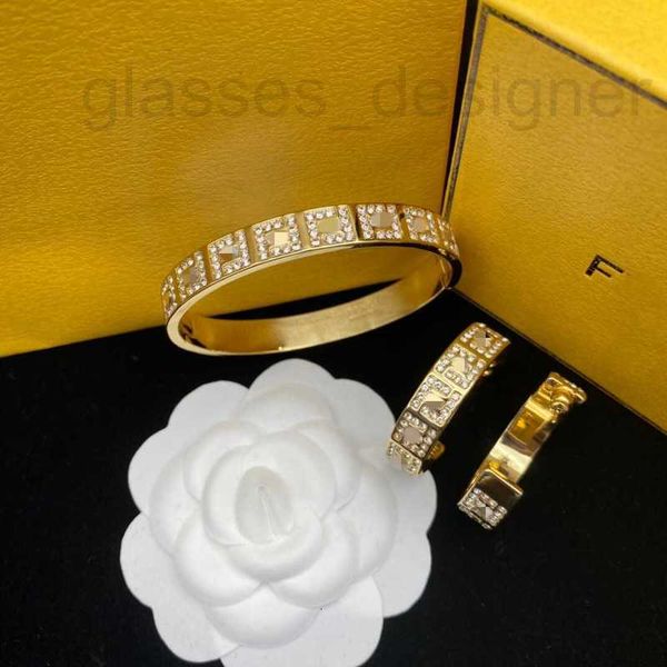bangle designer letter ull diamond bracelet with light luxury and small design, high sense handpiece 5evy, Black 
bangle designer letter ull diamond bracelet with light luxury and small design, high sense handpiece 5evy, Black