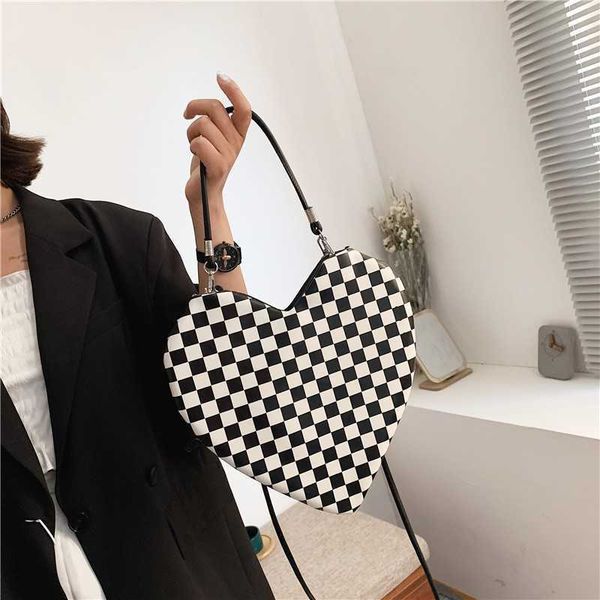 evening bags brand plaid shoulder bag for women designer love handbag and purse women armpit bag heart shaped crossbody bag j230420
evening bags brand plaid shoulder bag for women designer love handbag and purse women armpit bag heart shaped crossbody bag j230420