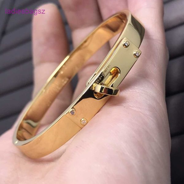 original bangle hermss h letter kelys bare pig nose bracelet temperament titanium steel plated 18k rose gold couple has sq0e 3 with logo 57g, Black
original bangle hermss h letter kelys bare pig nose bracelet temperament titanium steel plated 18k rose gold couple has sq0e 3 with logo 57g, Black
