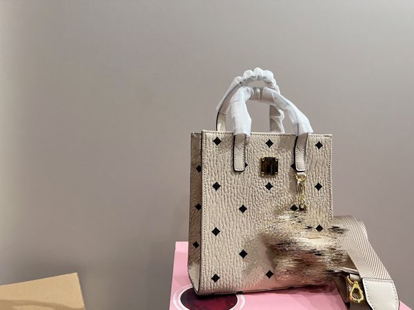 fashionable totes handbag for women's music score bag large capacity genuine leather classic metal buckle open picnic bag designer luxu
fashionable totes handbag for women's music score bag large capacity genuine leather classic metal buckle open picnic bag designer luxu
