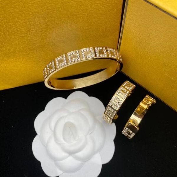 2022 european and american letters diamond stud fashion retro wild earrings and bracelet set women fast delivery274y, Golden;silver
2022 european and american letters diamond stud fashion retro wild earrings and bracelet set women fast delivery274y, Golden;silver