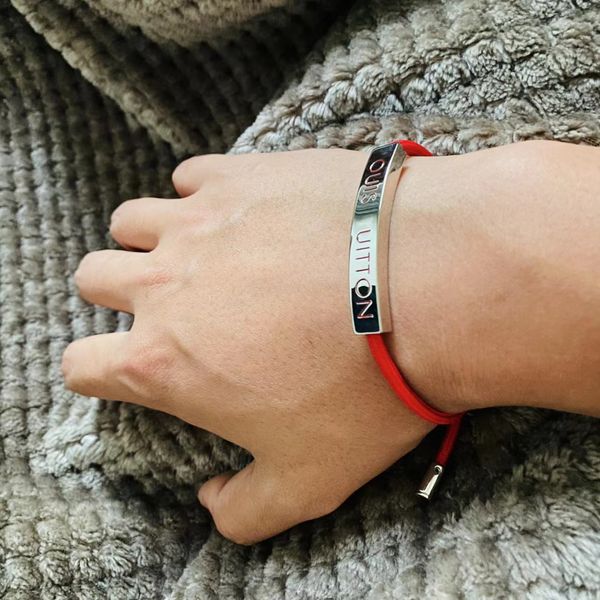 luxury mens chain sliver braided bracelets with logo official size designer black v letter bracelets never fade
luxury mens chain sliver braided bracelets with logo official size designer black v letter bracelets never fade