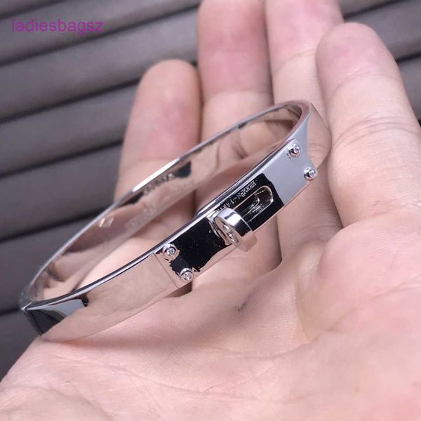 original bangle hermss h letter kelys bare pig nose bracelet temperament titanium steel plated 18k rose gold couple has sq0e 1 with logo q7l, Black
original bangle hermss h letter kelys bare pig nose bracelet temperament titanium steel plated 18k rose gold couple has sq0e 1 with logo q7l, Black