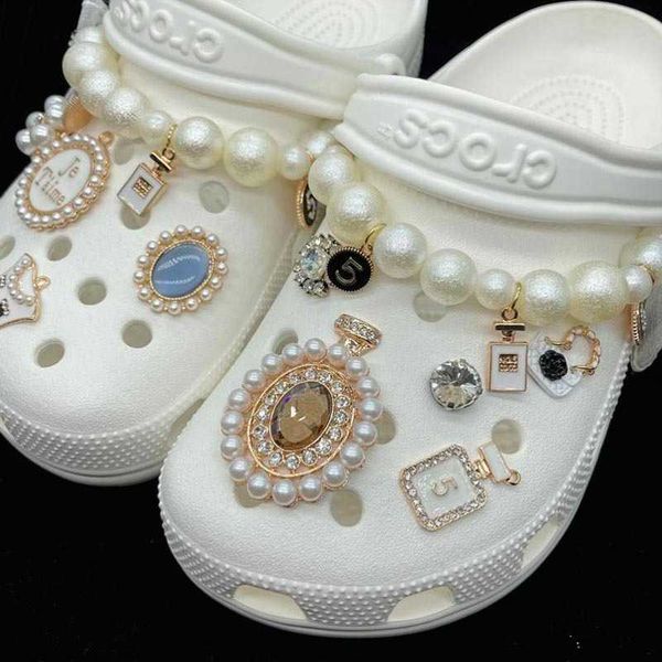 shoe accessories luxury diy rhinestone croc charms designer quality princess vintage pearl s buckle 2023 new fashion bundle decorations 2304, White;pink
shoe accessories luxury diy rhinestone croc charms designer quality princess vintage pearl s buckle 2023 new fashion bundle decorations 2304, White;pink