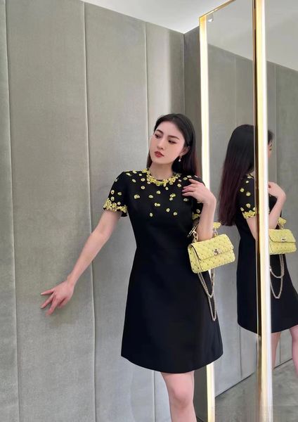 embroidered beaded dress 2023 spring/summer new light luxury elegance, high grade feeling, slim fit, heavy duty embroidery, handmade beaded, Black;gray
embroidered beaded dress 2023 spring/summer new light luxury elegance, high grade feeling, slim fit, heavy duty embroidery, handmade beaded, Black;gray