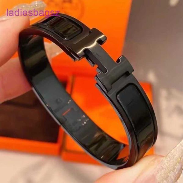 original bangle hermss 22 year new black samurai gold frosted h bracelet style versatile titanium steel lacquer letter has cy8g 2 with logo
original bangle hermss 22 year new black samurai gold frosted h bracelet style versatile titanium steel lacquer letter has cy8g 2 with logo