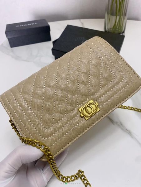 2023 luxury handbag shoulder bag brand c-shaped designer seam leather ladies metal chain clamshell messenger gift box wholesale
2023 luxury handbag shoulder bag brand c-shaped designer seam leather ladies metal chain clamshell messenger gift box wholesale