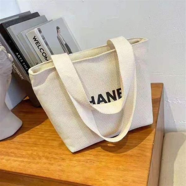 2021 classic logo for ladies canvas zipper bag fashion go to work carrying bag shopping bag 267p, Black;red
2021 classic logo for ladies canvas zipper bag fashion go to work carrying bag shopping bag 267p, Black;red