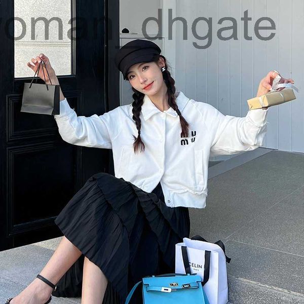 women's polos designer 2023 early spring new silk edge patch letter polo collar casual short coat women y8kr, White
women's polos designer 2023 early spring new silk edge patch letter polo collar casual short coat women y8kr, White
