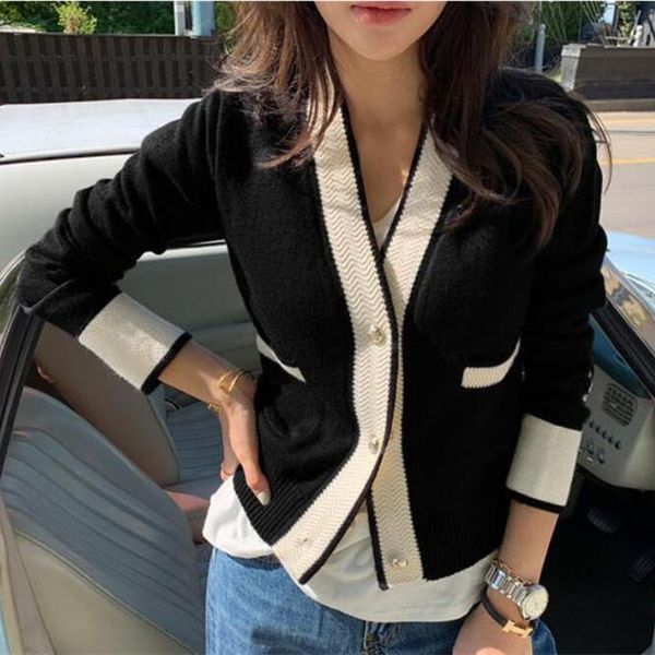 sweaters 2021 autumn winter fashion design women cardigan korean style vintage button patchwork v neck long sleeve knit sweater coat t519, White;black
sweaters 2021 autumn winter fashion design women cardigan korean style vintage button patchwork v neck long sleeve knit sweater coat t519, White;black
