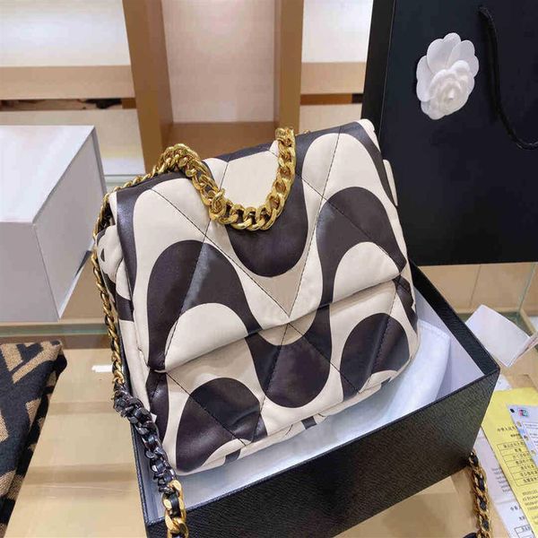 designs 5a brand women hand bags imitation original 2021 a series of 19 classic luxury flap lamb leather 26cm gold chain crossbod293z
designs 5a brand women hand bags imitation original 2021 a series of 19 classic luxury flap lamb leather 26cm gold chain crossbod293z