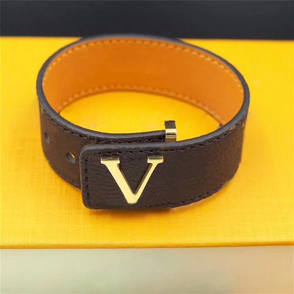 fashion classic brown pu leather charm bracelet with metal logo in gift retail box stock sl08303f, Golden;silver
fashion classic brown pu leather charm bracelet with metal logo in gift retail box stock sl08303f, Golden;silver