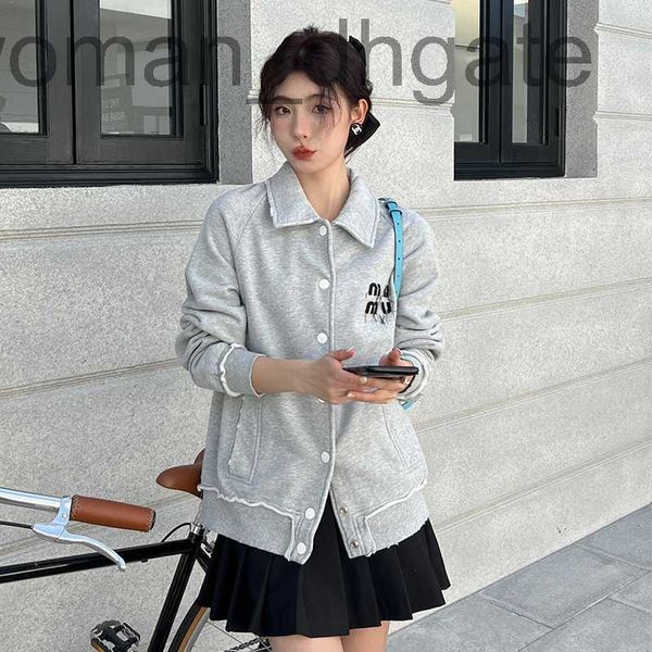 women's polos designer 2023 early spring new patch letter lapel loose relaxed polo collar coat for women 4305, White
women's polos designer 2023 early spring new patch letter lapel loose relaxed polo collar coat for women 4305, White