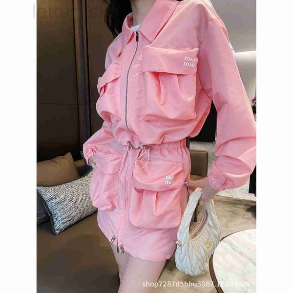 two piece dress designer 23 spring/summer new large pocket decorative nylon jacket coat short skirt set, age reducing girl style, sweet and, White
two piece dress designer 23 spring/summer new large pocket decorative nylon jacket coat short skirt set, age reducing girl style, sweet and, White