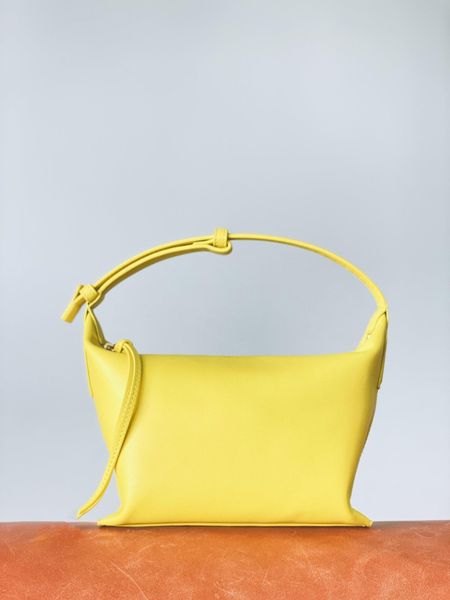 new 2023 napa calf leather lunch box bag size: 20.5 * 17 * 12.5cm tricolor wrist bag women's yellow underarm bag
new 2023 napa calf leather lunch box bag size: 20.5 * 17 * 12.5cm tricolor wrist bag women's yellow underarm bag