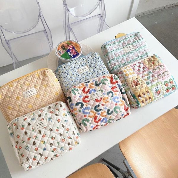 cosmetic bags cases korean floral makeup bag multifunctional quilted pouch large capacity travel toiletry female zipper beauty case 230421
cosmetic bags cases korean floral makeup bag multifunctional quilted pouch large capacity travel toiletry female zipper beauty case 230421